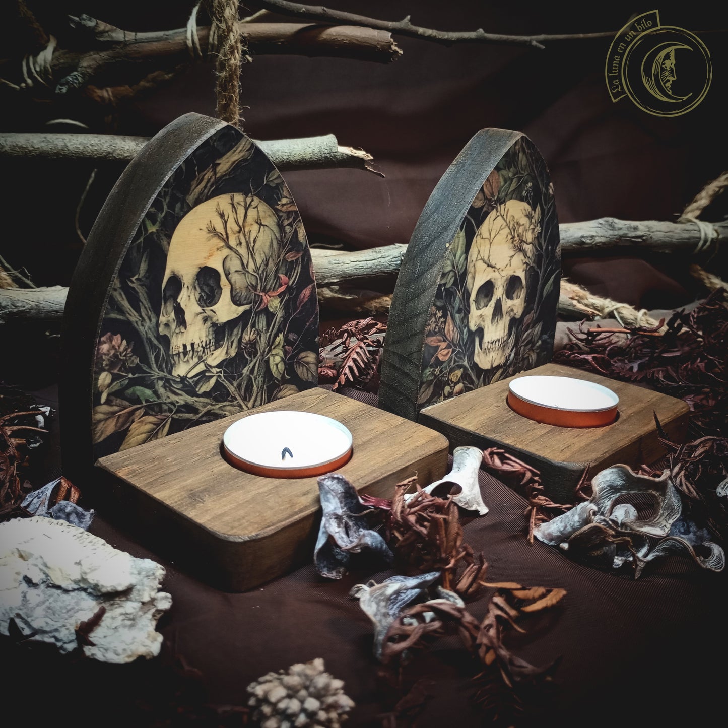 Set of 2 Candle holders - Skulls - Memento Mori